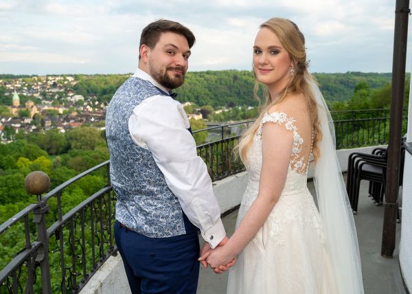 Hochzeitspaar in einem Essener Aussichtsrestaurant